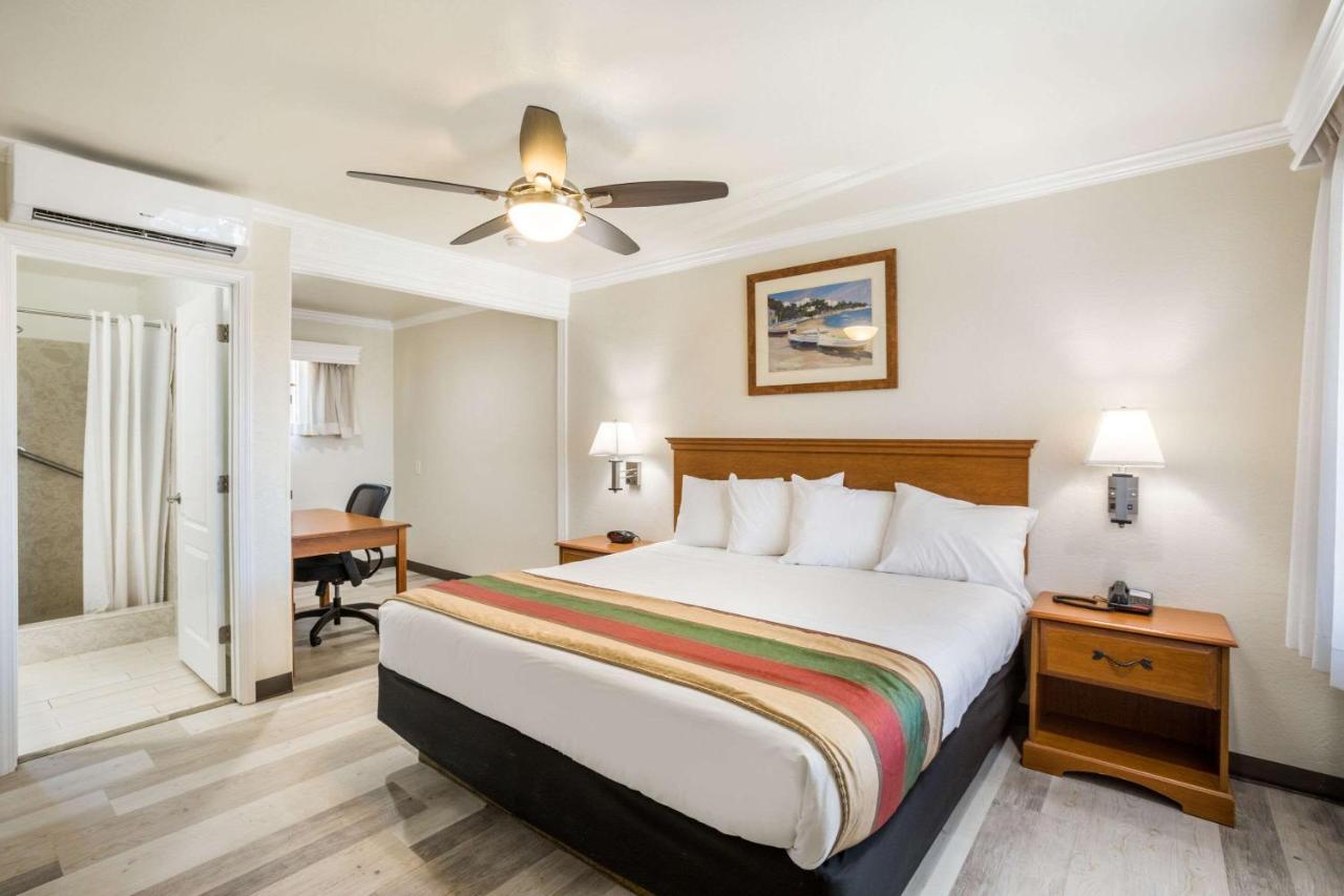 Rodeway At Hotel 3*