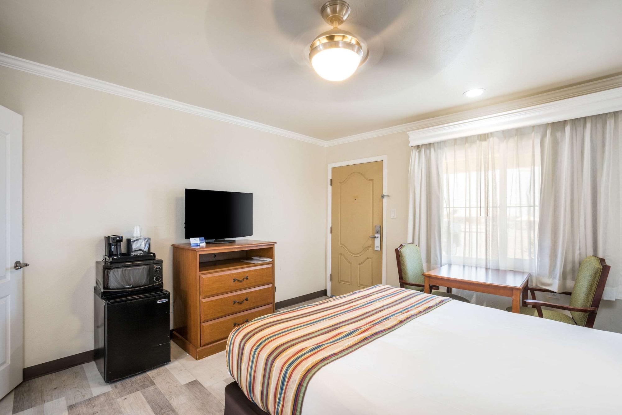 Rodeway At Hotel 3*