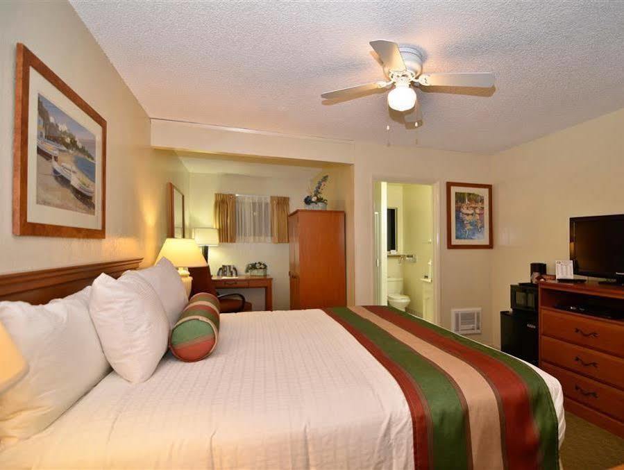 Rodeway At Hotel